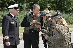Foto: Reihold Robbe mit Marinesoldaten während der Sommerreise