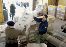 Hilfsgüter für den Irak werden in Hamburg verladen