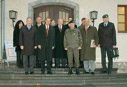 Wehrbeauftragter in Österreich: Gruppenfoto auf Treppe vor Kaserne