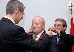 Wehrbeauftragter Robbe (links) überreicht Anton Gaál (mitte) das Große Bundesverdienstkreuz der Bundesrepublik Deutschland