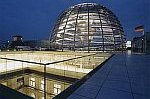Dachterasse des Reichstagsgebäudes mit nächtlichem Blick auf die beleuchtete Kuppel.