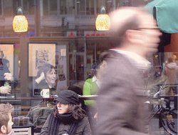 Foto: Menschen in und vor einem Straßencafé