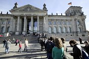 Reichstagsgebäude von außen mit einer Besucherschlange