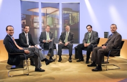 Foto: Abgeordnete und Moderator Persen im Fernsehstudio des Deutschen Bundestages während einer Fernsehproduktion