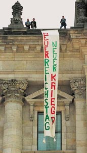 Ein Fall für die Parlamentspolizei: Demonstranten im April dieses Jahres auf dem Dach des Reichstagsgebäudes.
