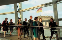 Moderne Architektur begeistert Majestäten: König Harald von Norwegen, Frau Sonia und Bundestagsvizepräsidentin Petra Bläss besichtigen die Reichstagskuppel.