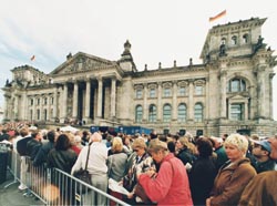 An den "Tagen der Einblicke und Ausblicke" warteten Besucher stundenlang, um in das umgebaute Reichstagsgebäude zu gelangen.