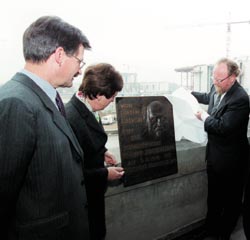 Wolfgang Thierse und die beiden Vizepräsidenten Anke Fuchs und Hermann Otto Solms enthüllen die Gedenktafel für Philipp Scheidemann.