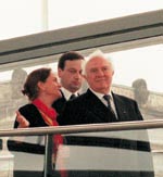 Schewardnadse beim Rundgang durch die Kuppel des Reichstagsgebäudes.