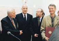 Preisträger Helmut Lölhöffel (Frankfurter Rundschau, rechts) und Fritz Pleitgen (für den Sender PHOENIX, links).