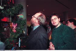 Übergabe des liebevoll geschmückten Baums an den Bundestagspräsidenten.