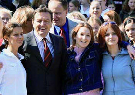 Gerhard Schröder mit jungen Menschen.
