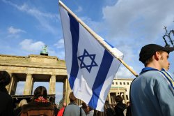 Ein Mann mit einer israelischen Fahne steht am Samstag (12.04.2008) in Berlin am Brandenburger Tor, Klick vergrößert Bild