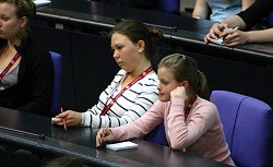 Jugendliche im Plenum, Klick vergrößert Bild