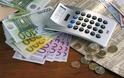 Taschenrechner und Euroscheine und Münzen, Klick vergrößert Bild