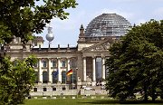 Reichstagsgebäude hinter Bäumen, Klick vergrößert Bild
