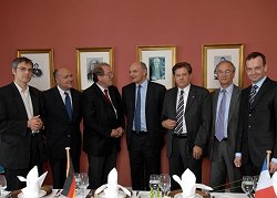 26.06.2008: Eduard Oswald, CDU/CSU, (3.v.re.) trifft mit Parlamentariern aus Frankreich zu einem Gespräch zusammen, Klick vergrößert Bild