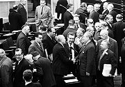 Bundeskanzler Konrad Adenauer (M.l.) nimmt Glückwünsche von Carlo Schmid, Bundestagsvizepräsident (M.r.), nach seiner Wiederwahl entgegen. (17.11.1961 )