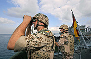 Deutsche Marine-Soldaten beim Einsatz Atalanta, Klick vergrößert Bild