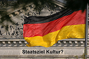 Portal mit Aufschrift "Staatsziel Kultur?", Klick vergrößert Bild