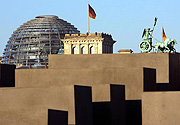 Reichstagskuppel über den Stelen des Holocaust-Mahnmals, Klick vergrößert Bild