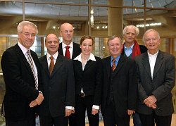 von links: Stellvertreter Michael Bürsch (SPD), Michael Hartmann (SPD), Vorsitzender Siegfried Kauder (CDU/CSU), Kristina Köhler (CDU/CSU), Max Stadler (FDP), Hans-Christian Ströbele (BÜNDNIS 90/DIE GRÜNEN ), Norman Paech (DIE LINKE.)