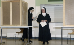 Zwei Ordensschwestern haben ihre Stimmzettel in einer Wahlkabine ausgefüllt.