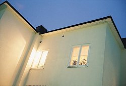Hausfassade mit erleuchteten Fenstern einer Wohnung, Klick vergrößert Bild