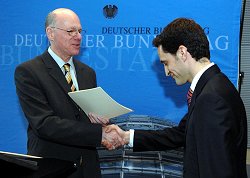 Bundestagspräsident Lammert verleiht Wissenschaftspreis an Dr. Nino Galetti, Klick vergrößert Bild