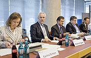 Bundeswahlleiter Roderich Egeler (Mitte) im Bundeswahlausschuss, Klick vergrößert Bild