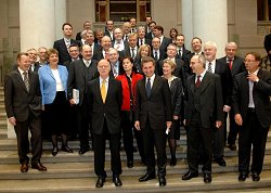 In der ersten Reihe in der Mitte die Vorsitzenden, Peter Struck, (li.), SPD, und Gnther H. Oettinger, (4.v.re.), CDU, Klick vergrert Bild