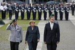 Bundeskanzlerin Merkel und Verteidigungsminister Jung (rechts) beim Gelöbnis der Soldaten.