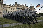 Soldaten marschieren vor dem Reichstagsgebäude
