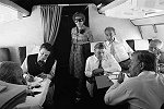 1976: Bundeskanzler Helmut Schmidt (vorne rechts) im Gespräch mit (hinten v.r.) Heinz Oskar Vetter, Kurt A. Körber, Hanns-Martin Schleyer, Marie Schlei auf dem Flug in die USA.