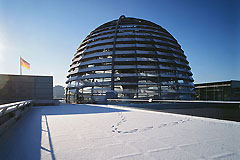 Reichstagskuppel von Schnee bedeckt
