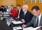 30.06.2010 - Bundestagspräsident Prof. Dr. Norbert Lammert, CDU/CSU, nimmt den Jahresbericht 2009 des Petitionsausschusses des Deutschen Bundestages entgegen. Die Vorsitzende des Ausschusses , Kersten Steinke, (4.v.re), DIE LINKE, übergibt den Bericht an den Präsidenten. Stellvertretender Vorsitzender, Gero Storjohann, (3.v.re), CDU/CSU, Günter Baumann, (2.v.re), CDU/CSU, Klaus Hagemann, (5.v.re), SPD, Stephan Thomae, (re), FDP, Ingrid Remmers, (6.v.re), DIE LINKE, (7.v.re), Memet Kilic, Bündnis 90/Die Grünen. Hier bei der anschliessenden Pressekonferenz. - Copyright: Deutscher Bundestag/Lichtblick/Achim Melde