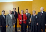 30.06.2010 - Der Petitionsausschuss des Deutschen Bundestages: Die Vorsitzende des Ausschusses , Kersten Steinke, (4.v.re), DIE LINKE, stellvertretender Vorsitzender, Gero Storjohann, (3.v.li), CDU/CSU, Günter Baumann, (re), CDU/CSU, Klaus Hagemann, (2.v.li), SPD, Stephan Thomae, (3.v.re), FDP, Ingrid Remmers, (2.v.re), DIE LINKE, Memet Kilic, (li), Bündnis 90/Die Grünen. - Copyright: Deutscher Bundestag/Lichtblick/Achim Melde
