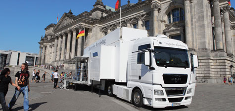 Stndig unterwegs: Das Infomobil des Deutschen Bundestages 