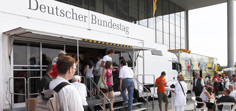 Stndig unterwegs: Das Infomobil des Deutschen Bundestages 