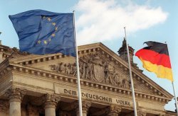 Europa- und Deutschlandfahne vor dem Reichstagsgebude