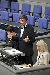 Der Altersprsident Riesenhuber whrend der konstituierenden Sitzung zum 17. Deutschen Bundestag mit der Schriftfhrerin Claudia Winterstein, FDP (rechts) und Hans-Joachim Fuchtel, CDU/CSU (links)