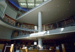 Foto: Blick in die Bibliothek, auf mehreren Etagen der Rotunde stehen Bcher und Zeitschriften, ganz unten befinden sich Arbeitspltze