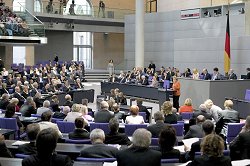 Blick in den Plenarsaal des Reichstagsgebudes whrend einer Sitzung des Deutschen Bundestages