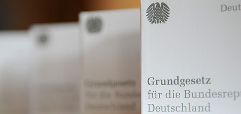 Ausgabe des Grundgesetzes fr die Bundesrepublik Deutschland als Auslage eines  Informationsstand