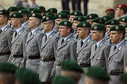 Soldaten vor dem Reichstagsgebude