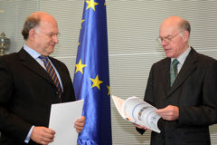 Peter Schaar (links), Bundesbeauftragter fr den Datenschutz, bei der bergabe des Datenschutzberichts fr die Jahre 2009 und 2010 an Bundestagsprsident Prof. Dr. Norbert Lammert (rechts)