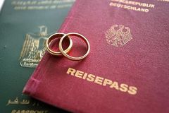 Zwei Ehehringe auf einem gyptischen und einem deutschen Pass,wei Ehehringe auf einem gyptischen und einem deutschen Pass