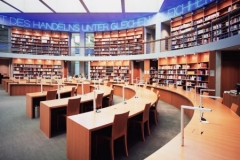 Foto: Bibliothek des Deutschen Bundestages mit Arbeitspltzen und Bcherregalen auf verschiedenen Etagen