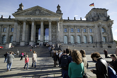 Besucher vor dem Reichstagsgebude