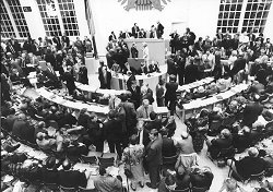 20.06.1991: Abgeordnete im Plenarsaal des ehemaligen Wasserwerks Bonn, Klick vergrert Bild